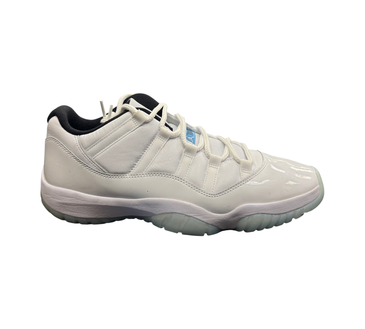 Genesis Boutique Jordan 11 Low Legend Blue sneakers in white leather with patent leather mudguard and blue accents