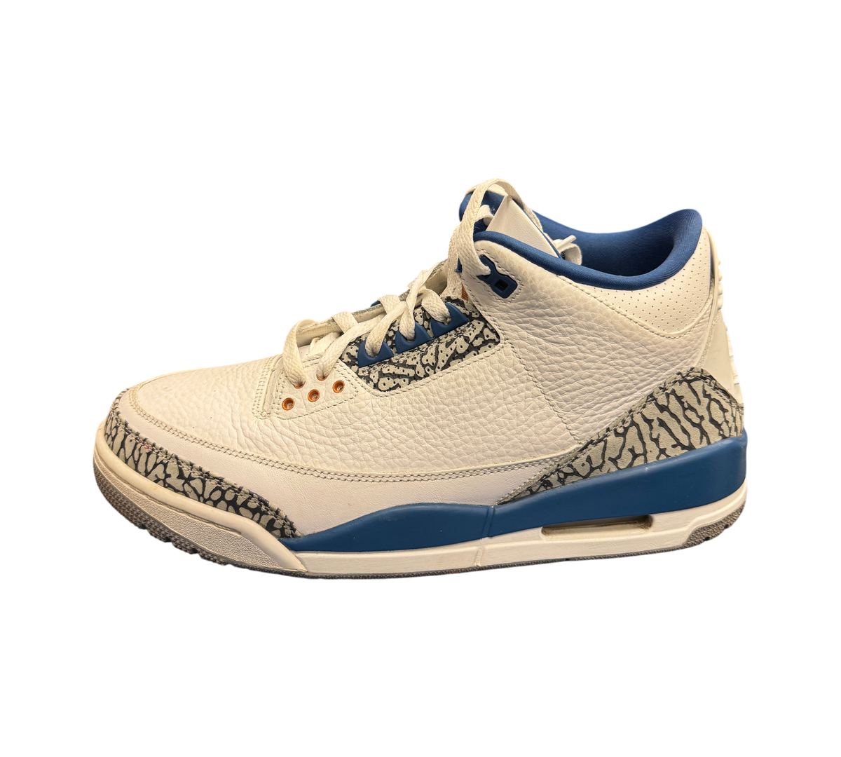 Genesis Boutique pre-owned Jordan 3 Wizards sneakers in white leather with iconic elephant print and blue accents.