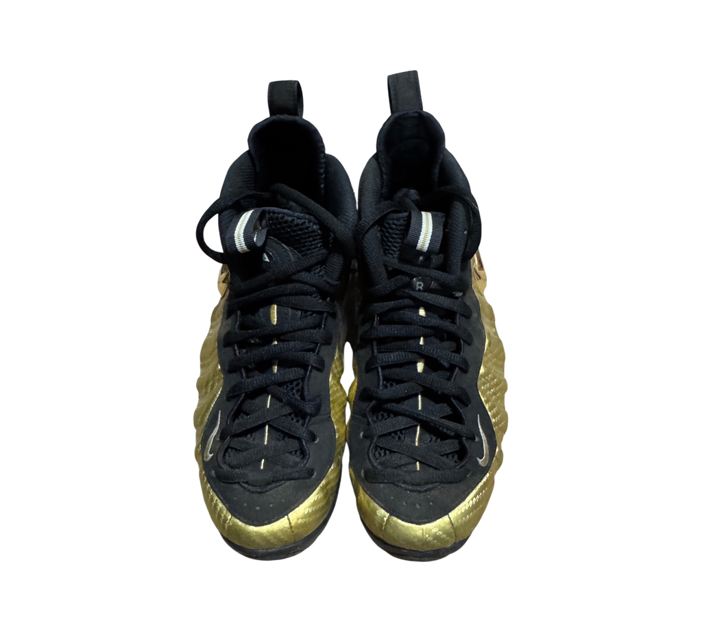 Genesis Boutique pre-owned Nike Air Foamposite 1 Gold sneakers with black mesh and metallic gold molded shell